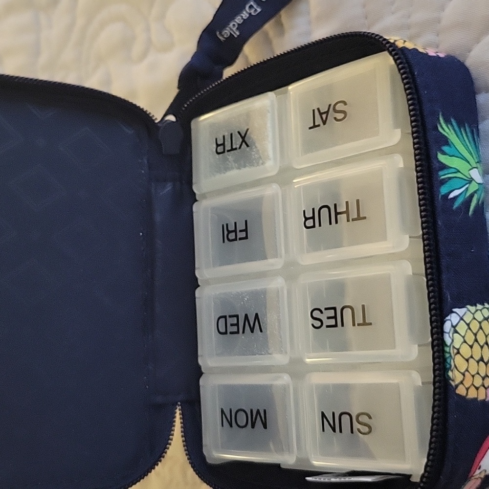 Vera Bradley Cotton Essential Travel Pill Case Pineapple print - Picture 6 of 8